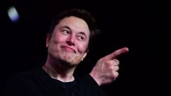 Elon Musk Reveals SpaceX Starship Refuel Plan Without Landing, Destroys Jeff Bezos' Moon Landing Complaint